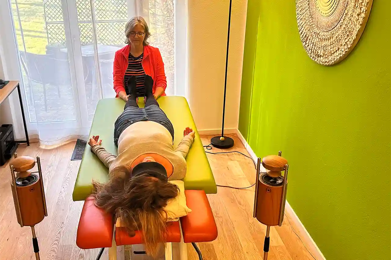 Petra Jäger bei der craniosacralen Körperarbeit