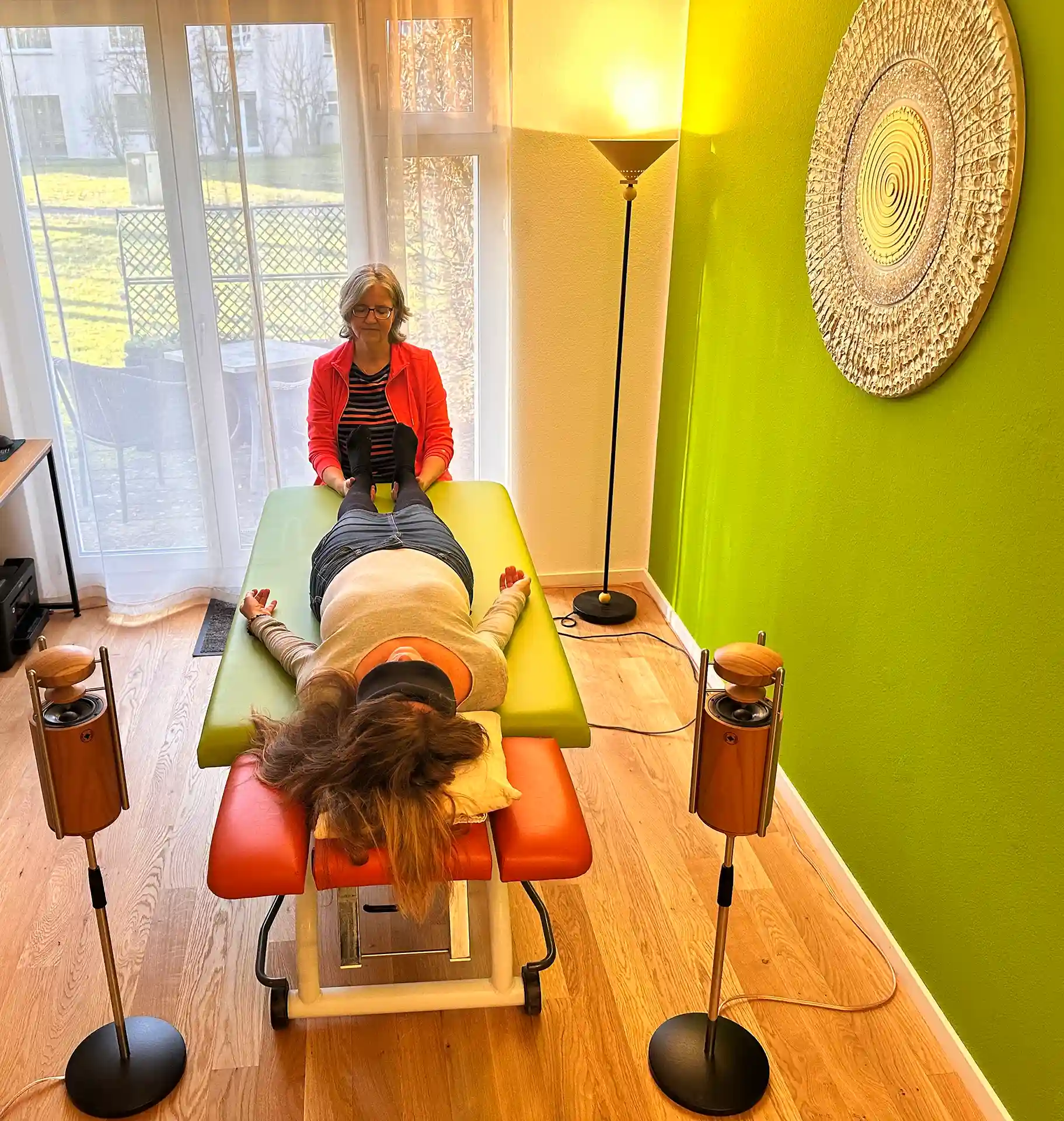 Petra Jäger bei der craniosacralen Körperarbeit